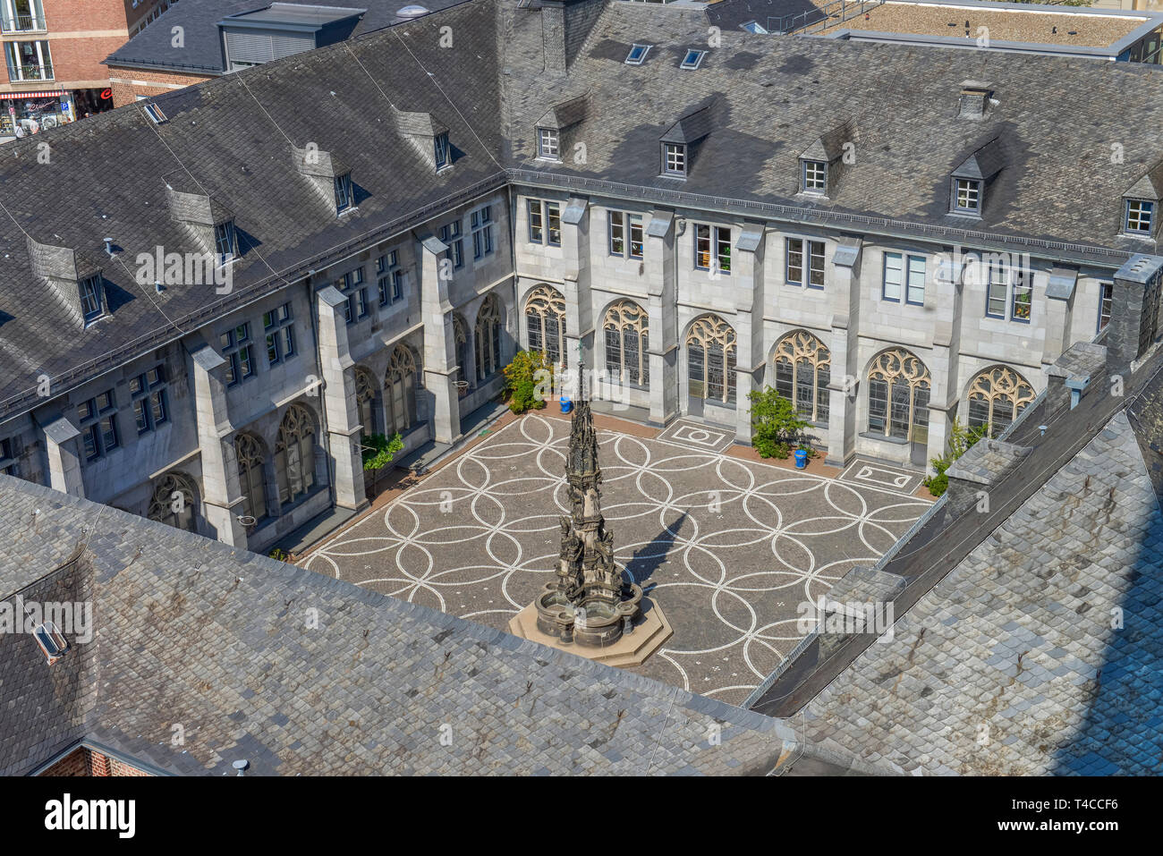 Paradiesbrunnen, Kreuzgang, Innenhof, Dom, Altstadt, Aix-la-Chapelle, Nordrhein-Westfalen, Deutschland Banque D'Images