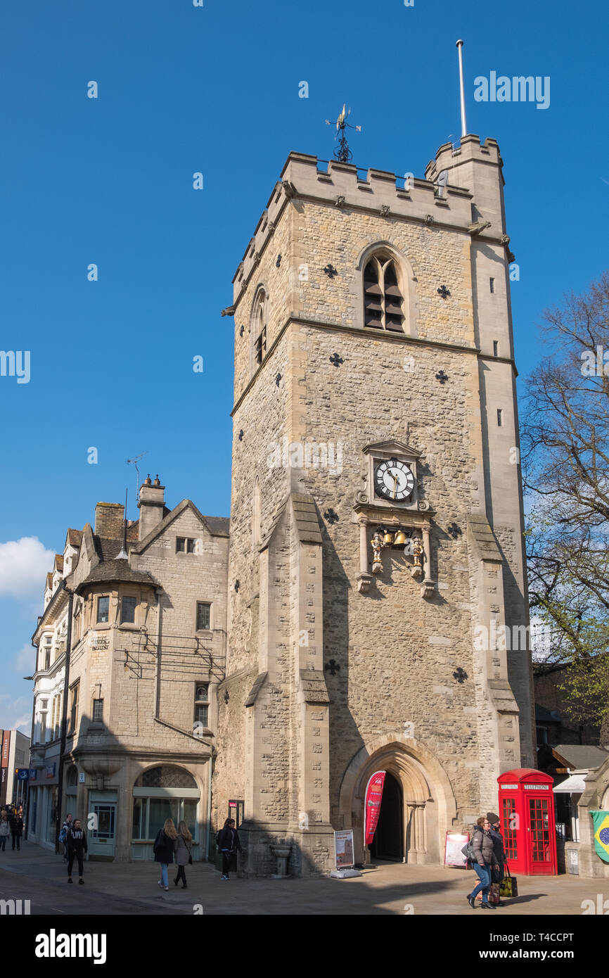 Le 12ème siècle la tour Carfax à Oxford (Royaume-Uni) qui permet aux visiteurs une vue sur le toit d'Oxford Banque D'Images