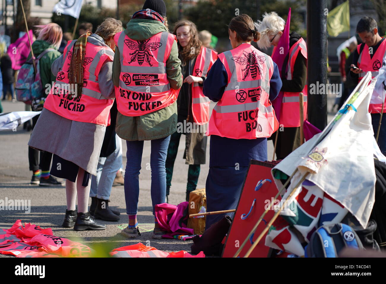 Arrêtez le manifestants routes autour de Hyde Park et Oxford Street afin de protester contre les changements climatiques. Ils ont dit qu'ils continueront à bloquer les routes jusqu'à ce que le gouvernement à l'écoute de leurs demandes. Banque D'Images