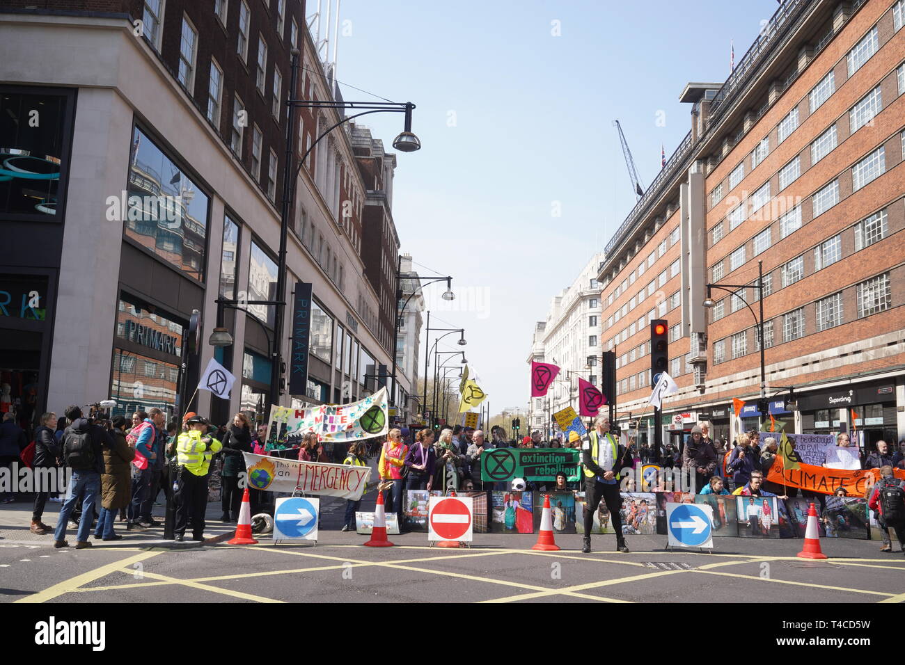 Arrêtez le manifestants routes autour de Hyde Park et Oxford Street afin de protester contre les changements climatiques. Ils ont dit qu'ils continueront à bloquer les routes jusqu'à ce que le gouvernement à l'écoute de leurs demandes. Banque D'Images