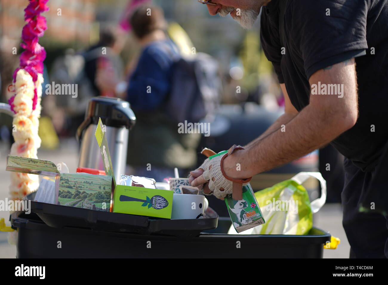 Un homme sert le thé à l'extinction des manifestants rébellion près de Marble Arch à Londres. Banque D'Images