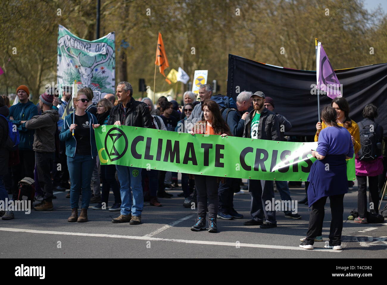 Arrêtez le manifestants routes autour de Hyde Park et Oxford Street afin de protester contre les changements climatiques. Ils ont dit qu'ils continueront à bloquer les routes jusqu'à ce que le gouvernement à l'écoute de leurs demandes. Banque D'Images