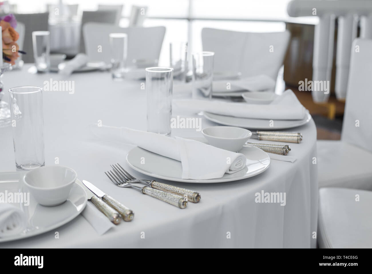 Servi dans le restaurant table blanc propre mise en page. plats sur une  nappe blanche Photo Stock - Alamy