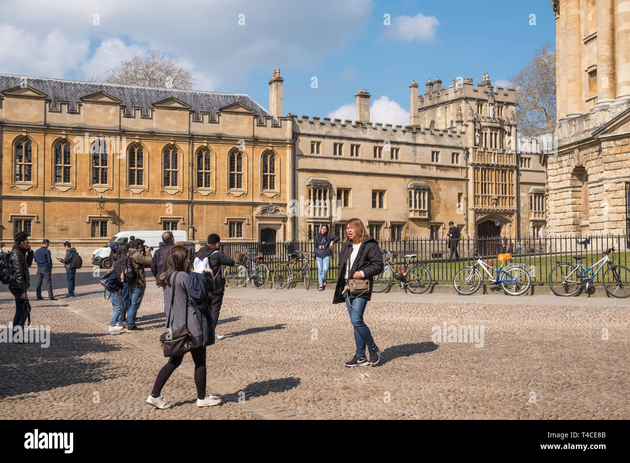 Les touristes de prendre des photographies en Radcliffe Square, Université d'Oxford, Oxford, Royaume-Uni Banque D'Images