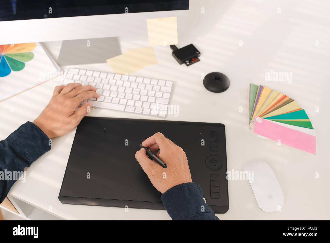 Concepteur de site web et l'ordinateur tablette numérique de travail laptop at desk Banque D'Images