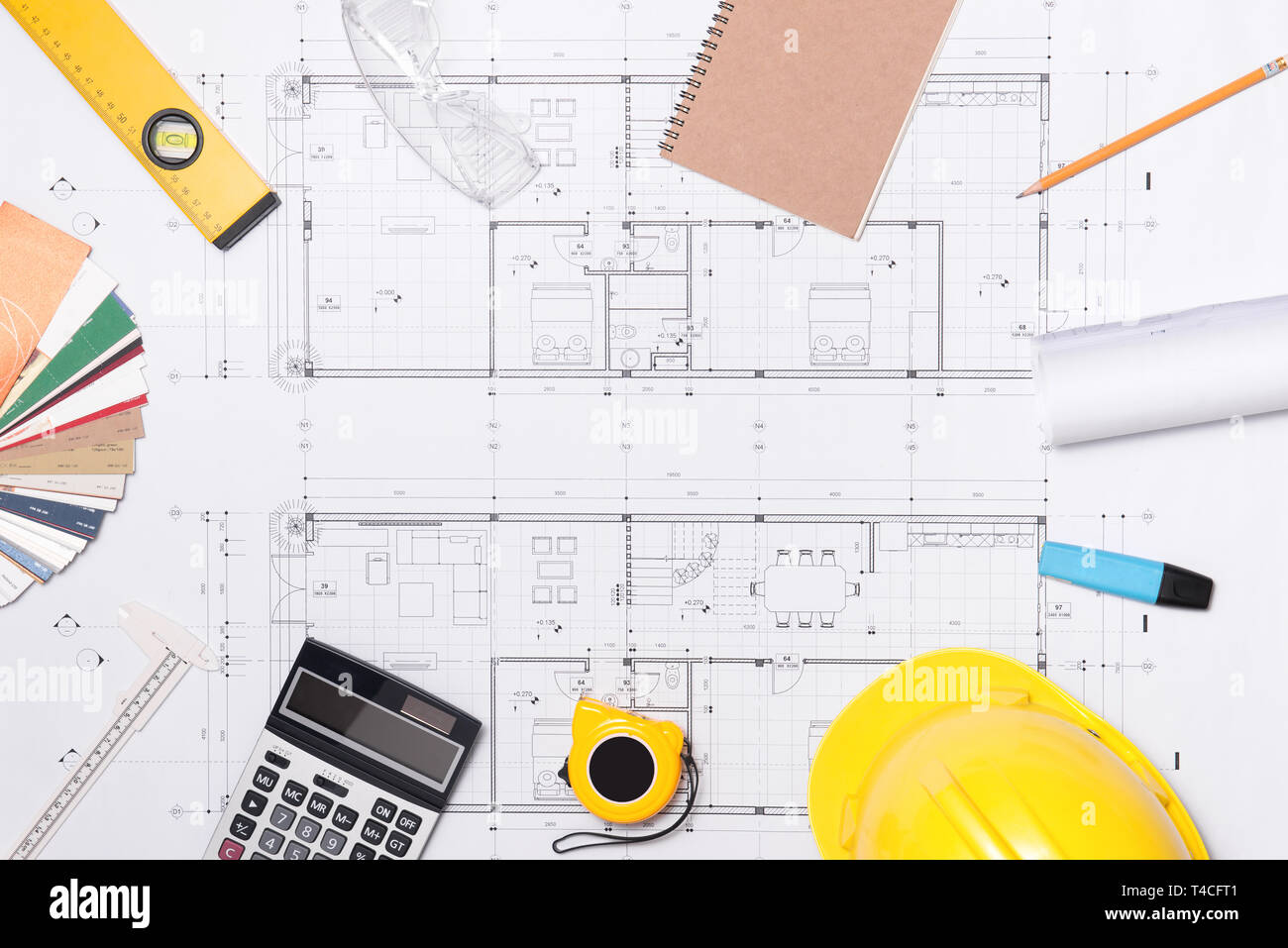 Les plans de construction avec casque et outils de dessin sur les bleus Banque D'Images