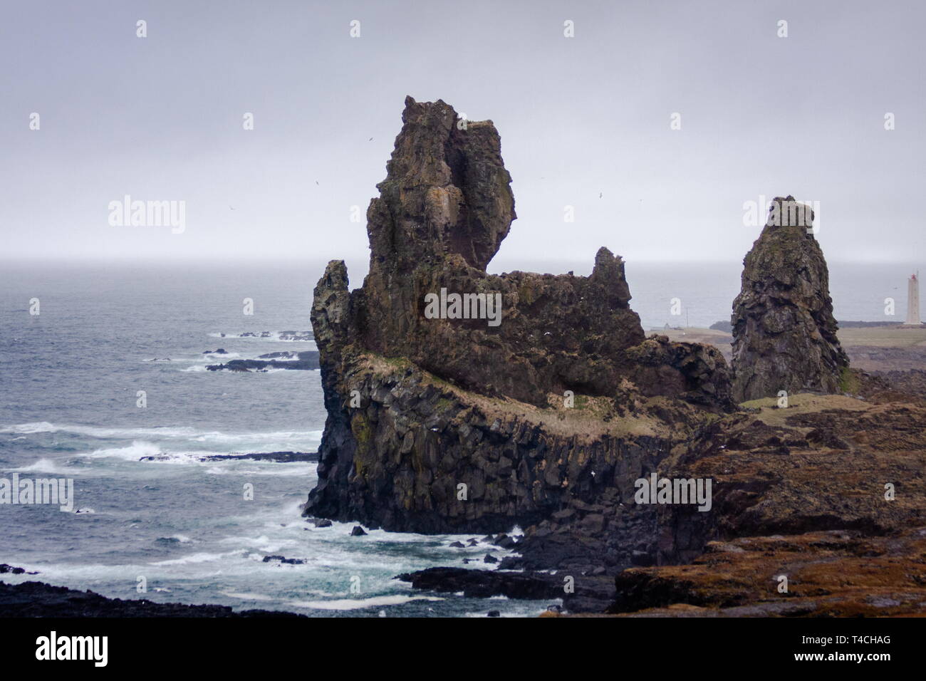 Paysage avec le rock gothique, ligne d'horizon, l'océan, et les nuages élevés - Islande Banque D'Images