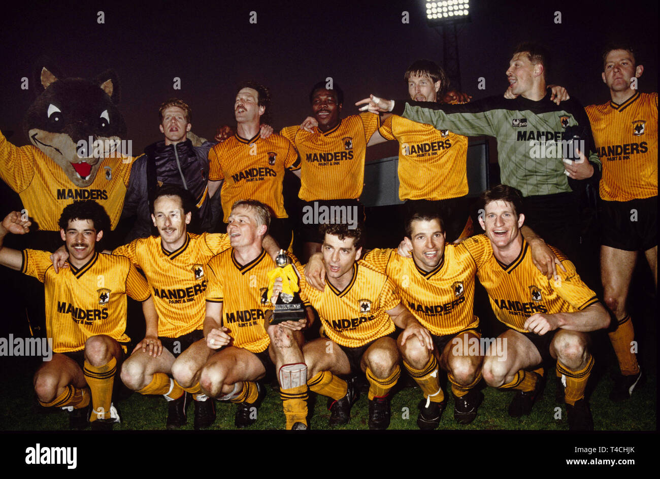 Wolverhampton Wanderers célébrer remportant le championnat 3e Division à Molineux Phil Robinson, Alistair Robertson, Floyd Streete, Gary Bellamy, Mark Kendall, Robbie Dennison. Andy Thompson avant, Nigel Vaughan, Keith Downing, Mick Gooding, Steve Bull, Andy Mutch. 1989. Banque D'Images