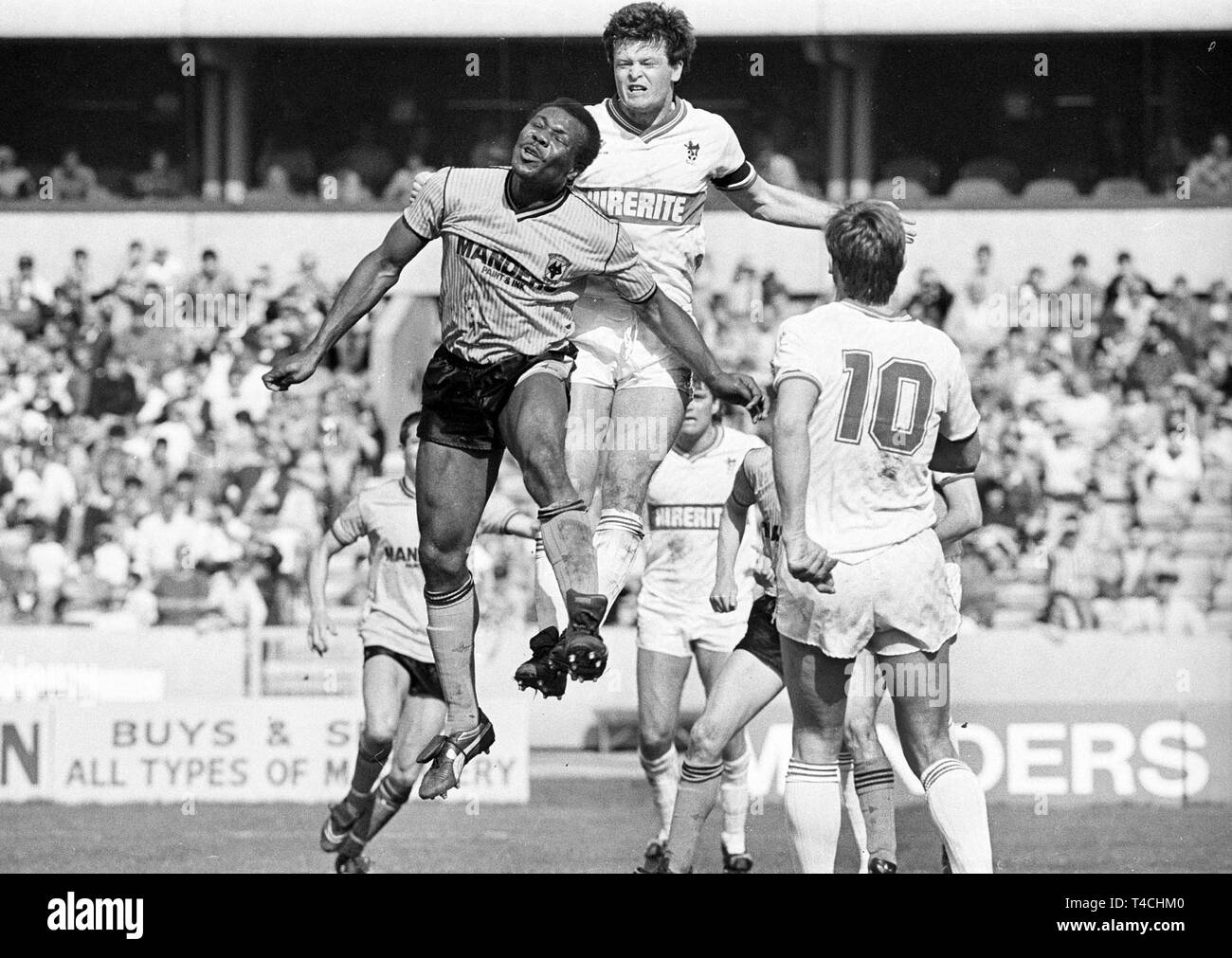 Wolverhampton Wanderers v Bristol City à Moiineux 1/5/89 loups Floyd Streete et John Pender Banque D'Images