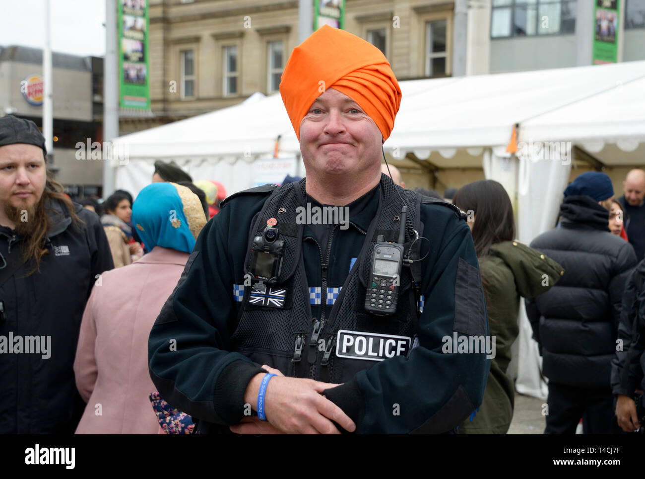 Policier, en turban sikh, en service à la célébration. Banque D'Images