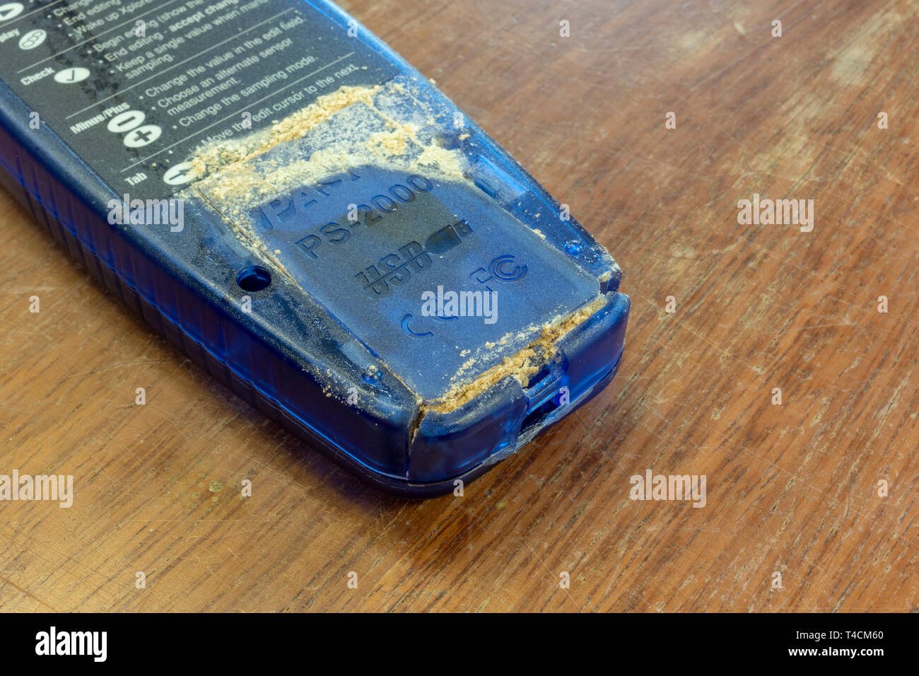 Le compartiment de la batterie d'un appareil électronique avec cas extrême de la corrosion (pile alcaline LR6/AA/15A). Banque D'Images