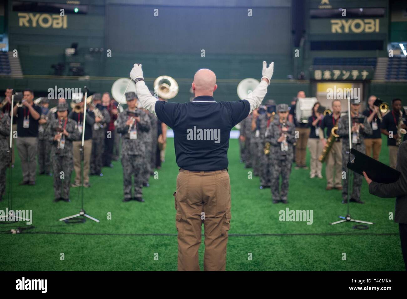 Le Major de l'US Air Force Michael Hoerber, commandant de l'USAF de la bande s'effectuant simultanément Asie-pacifique la Japan Air Self-Defense Force et les membres de la bande de l'USAF pour la cérémonie d ouverture de la Major League Baseball Japon série d'ouverture au Tokyo Dome, le 20 mars 2019. Le stade a été vendu Banque D'Images