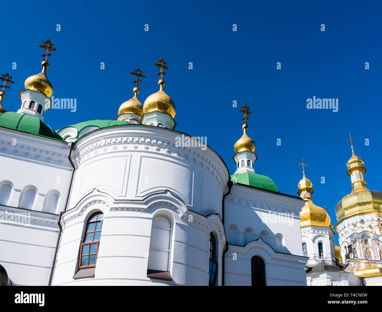 La Laure de Pechersk de Kiev (Monastère de la grotte), Kiev, Ukraine : Le réfectoire avec l'église cathédrale de la Dormition à l'arrière-plan Banque D'Images