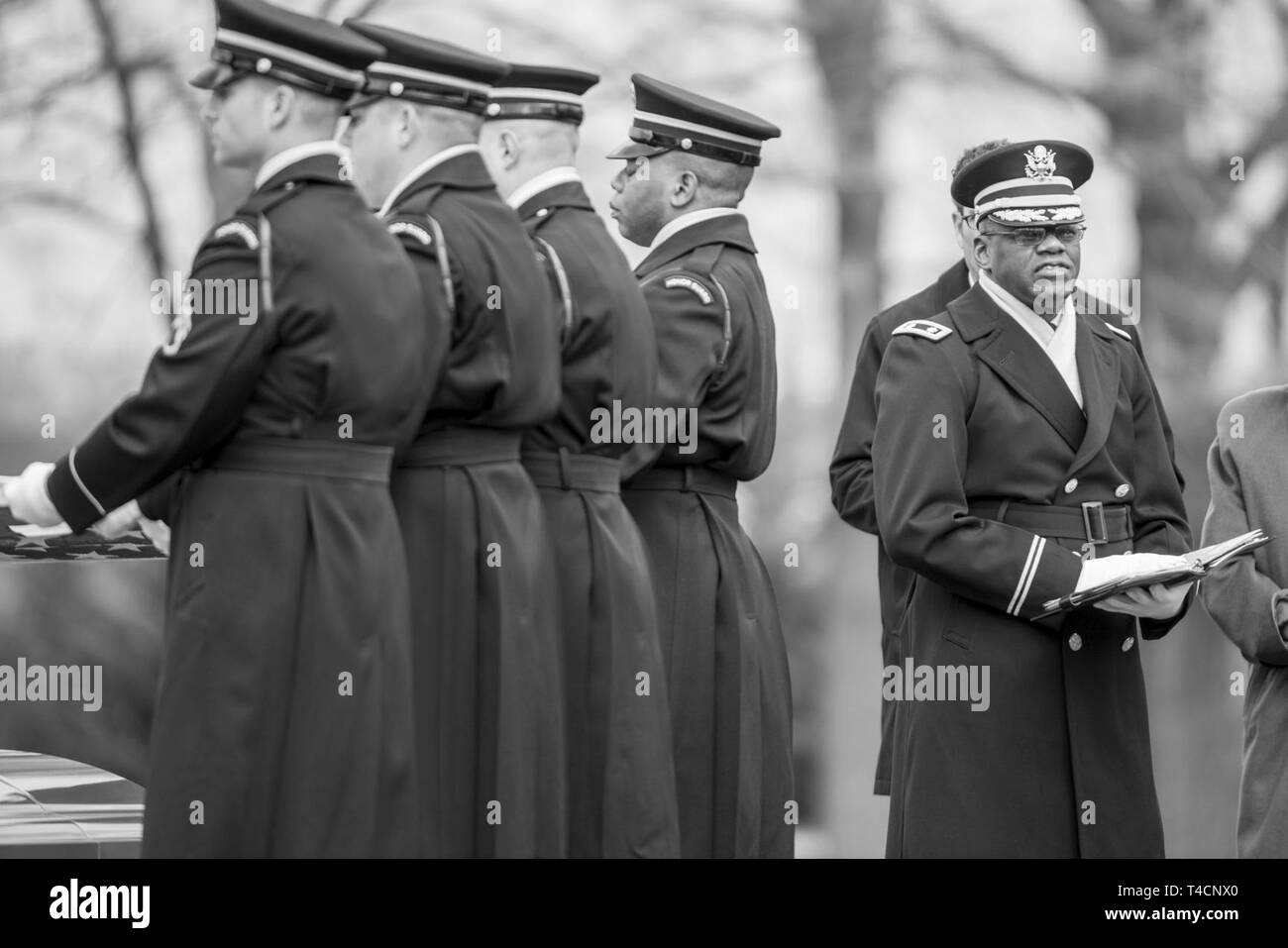 Les soldats de l'infanterie américaine 3d (Régiment de la vieille garde) ; et aumônier de l'armée américaine (Lt. Le colonel) Sid Taylor permet d'effectuer des honneurs funérailles funérailles militaires avec escorte pour U.S. Army Air Forces Le Capitaine Lawrence Dickson à l'article 60 de cimetière National d'Arlington, Arlington, Virginie, le 22 mars 2019. Dickson était un aviateur Tuskegee (membre du 100e Escadron de chasse, 332e Fighter Group) et a disparu en décembre 1944 lorsqu'il avion s'est écrasé lors de son retour d'une mission de reconnaissance aérienne. Son P-51d avion a subi une panne de moteur et n'a vu s'écraser le long des frontières de l'Italie et un Banque D'Images