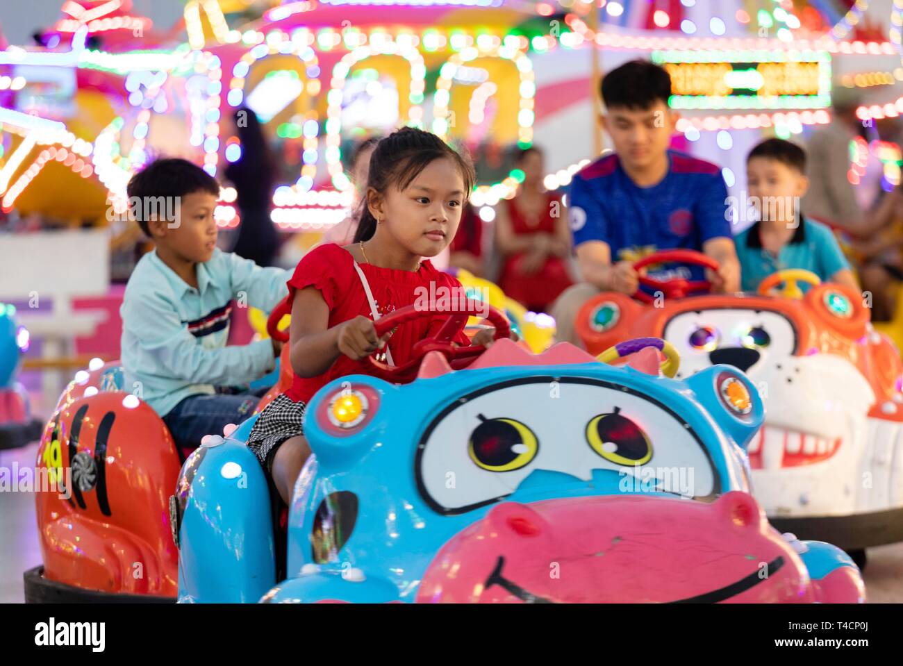 Les Enfants Conduisent Des Voitures électriques Dans Le Parc D'attractions  Enfance Heureuse Parc à Thème Conduite D'auto Tamponneuse