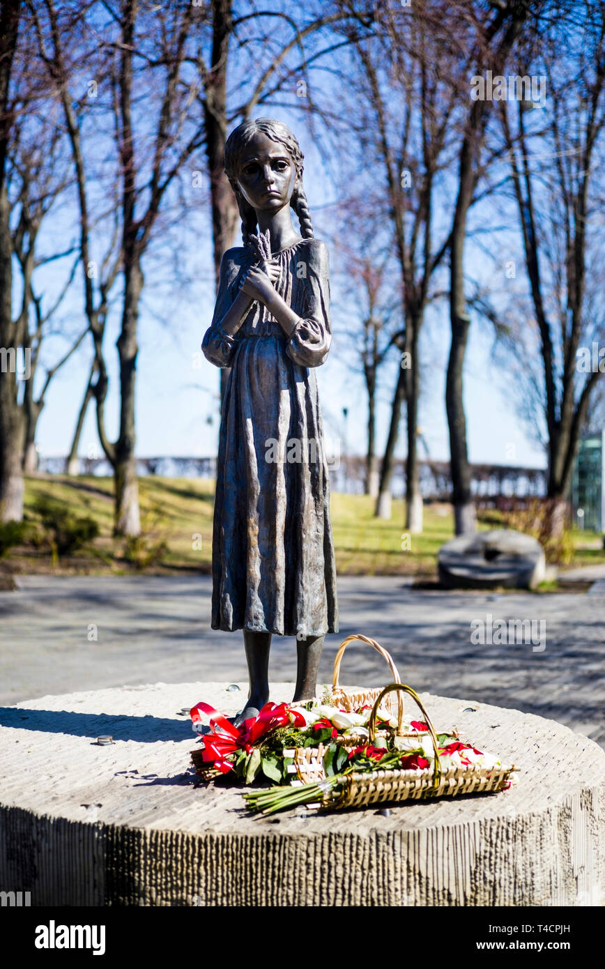 Le Holodomor Memorial, Kiev, Ukraine : "Statue souvenir amer de l'enfance' par Petro Drozdowsky Banque D'Images