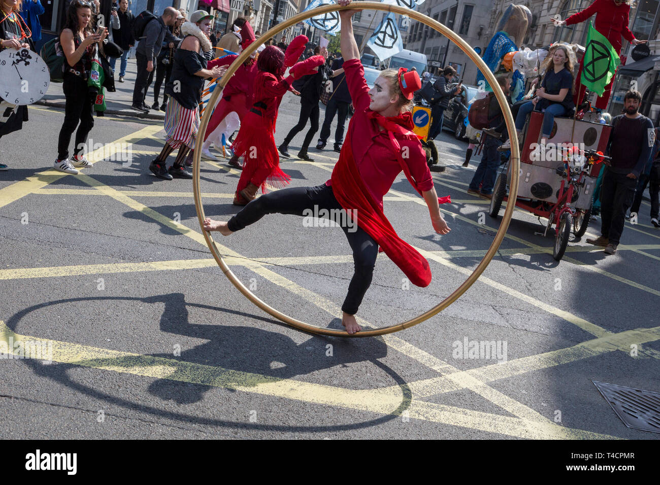 Protestant contre le changement climatique des acrobates d'Extinction bloc rébellion centre de Londres et en même temps arrêter le trafic à travers la capitale notamment Marble Arch, Piccadilly Circus, Waterloo Bridge et les routes autour de la place du Parlement, le 15 avril 2019, à Londres, en Angleterre. Banque D'Images