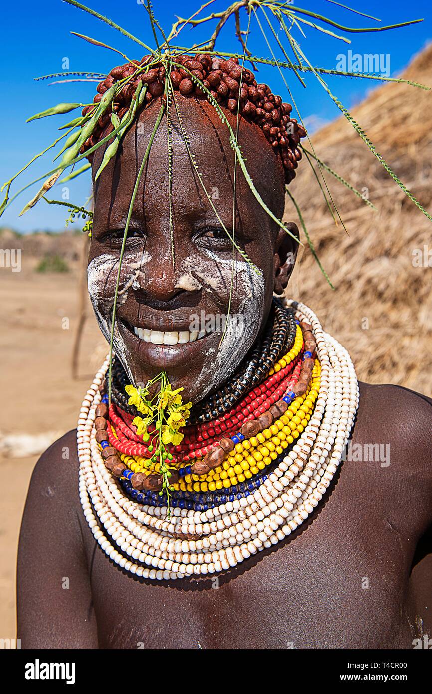 Femme de la tribu des Karo avec le maquillage, coiffure, collier et village Karo Duss, vallée de l'Omo, Ethiopie du sud, région de l'Omo, Ethiopie Banque D'Images