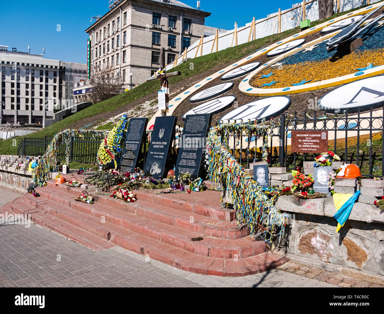 Sur Heroyiv Nebesnoyi memorial de fortune Sotni Alley pour commémorer les victimes des manifestations à Maidan Nezalezhnosti Maidan (carré) dans le centre de Kiev Banque D'Images