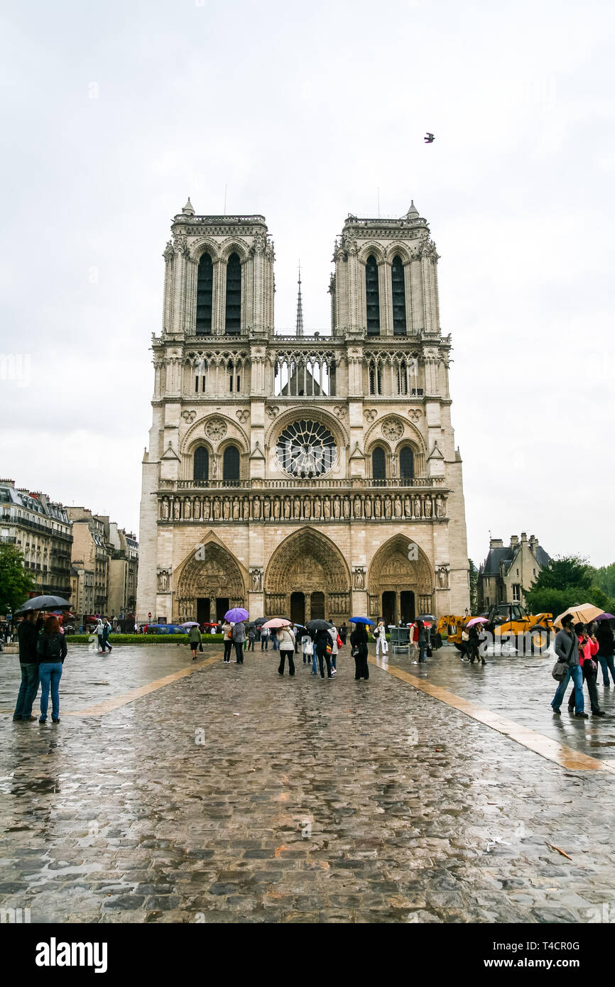 La Cathédrale Notre-Dame de Paris immeuble avant le feu et touristes, Paris Banque D'Images