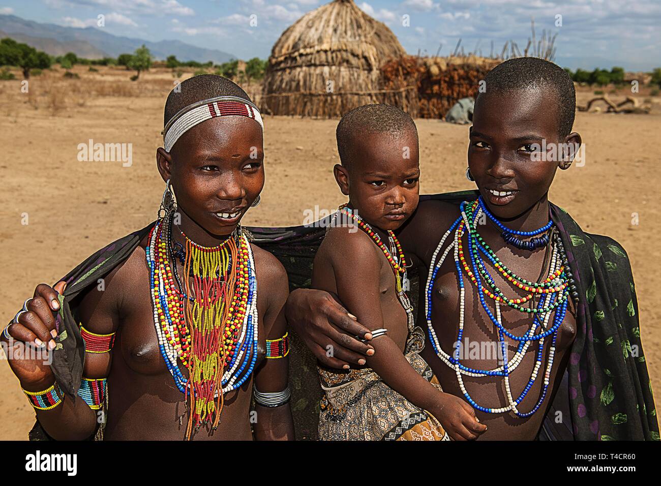 Les jeunes femmes avec enfant de la tribu Erbore, avec collier, Turmi, vallée de l'Omo, Ethiopie du sud, région de l'Omo, Ethiopie Banque D'Images