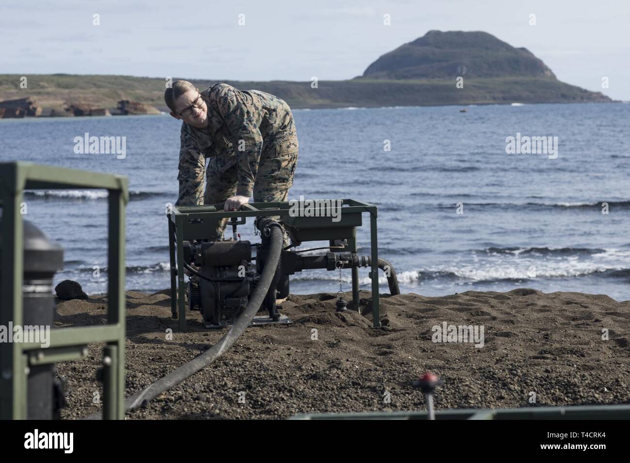 Le Corps des Marines des États-Unis. Danikamarie D. Lester, un technicien de support de l'eau avec 3 Régiment de logistique de combat, le détachement de soutien de la 3e Marine Logistics Group, tourne sur une pompe d'aspiration sur Iwo à, le Japon le 22 mars 2019. Les techniciens de support de l'eau faite de l'eau potable à partir de l'eau de mer pour être utilisé à l'appui de la 74e réunion de l'honneur sur Iwo à. Plus de 150 marins et marins de III Marine Expeditionary Force et les grands commandements subordonnés forment le détachement chargé de tous les services de soutien administratif et logistique. Lester est originaire de Deridder, Louisiane. Banque D'Images