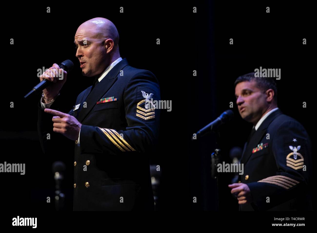 ELON, N.C. (22 mars 2019) chef des chantres Benjamin Bransford, de Hurst, Texas, joue avec la U.S. Navy Band chalumeaux mer chorus à Elon University à Elon, N.C. Le groupe se produit dans 18 villes dans neuf États américains, la connexion à leur marine. Banque D'Images