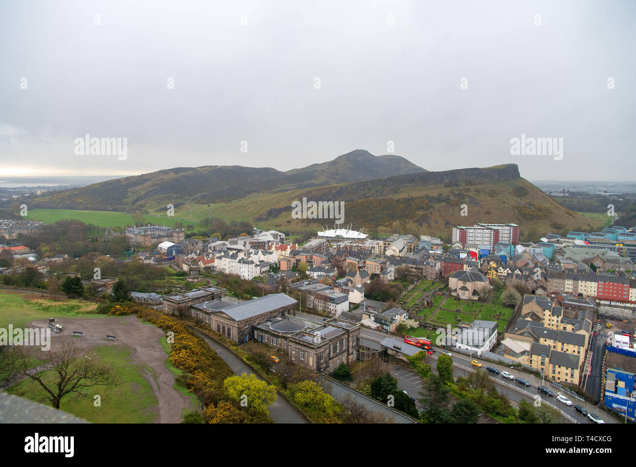 Vue du Monument Nelson, Calton Hill, à Édimbourg. GV, Old Royal high school, Arthur seat crags, Holyrood Banque D'Images