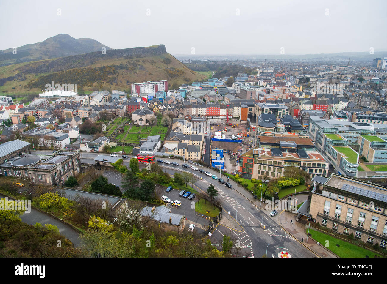 Vue du Monument Nelson, Calton Hill, à Édimbourg. GV, nouveau développement de Waverley, Market street, Arthur Seat, escarpés, Skyline, cimetière de cannongate Banque D'Images