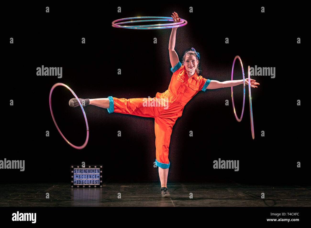 Le Festival des sciences d'Édimbourg présente StrongWomen Science: Deux chercheurs du cirque Aoife Raleigh (ingénieur(Orange)) et Maria Co Banque D'Images