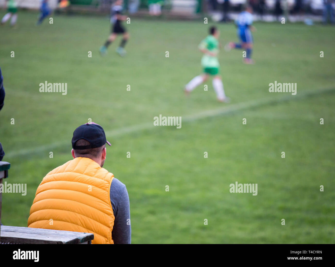 L'homme spectateur regardant sport soccer game Banque D'Images