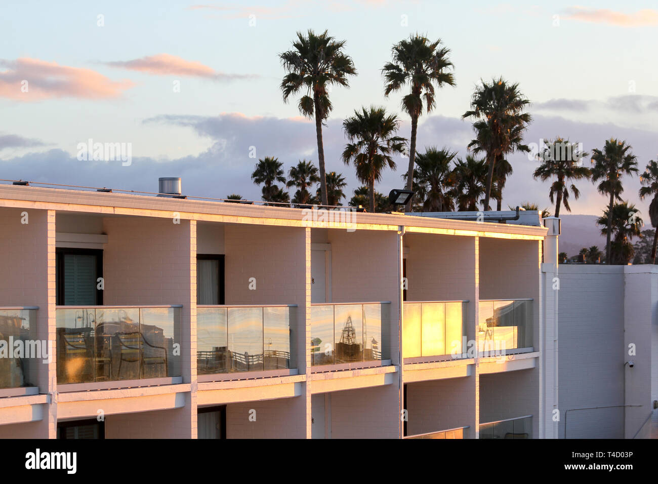 Coucher du soleil reflétée sur les balcons au Dream Inn, Santa Cruz, California, United States Banque D'Images