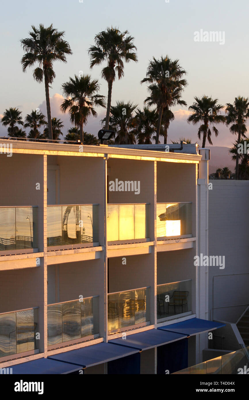 Coucher du soleil reflétée sur les balcons au Dream Inn, Santa Cruz, California, United States Banque D'Images