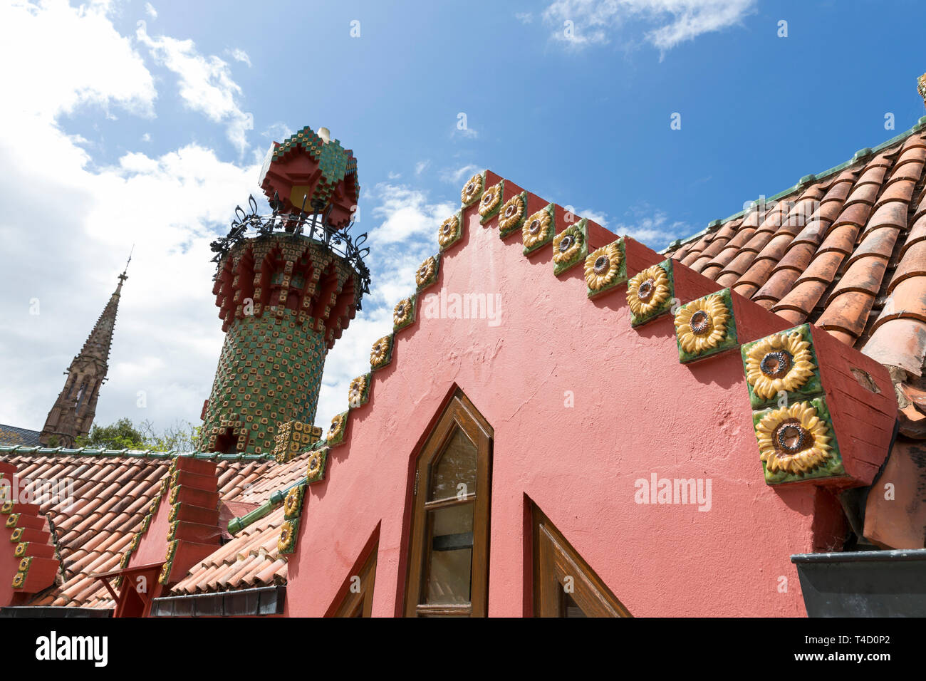 Comillas, Espagne : Détail de la céramique émaillée carreaux de tournesol d'El Capricho de Gaudi. Construit comme une maison d'été pour Máximo Díaz de Quijano par Antoni Ga Banque D'Images