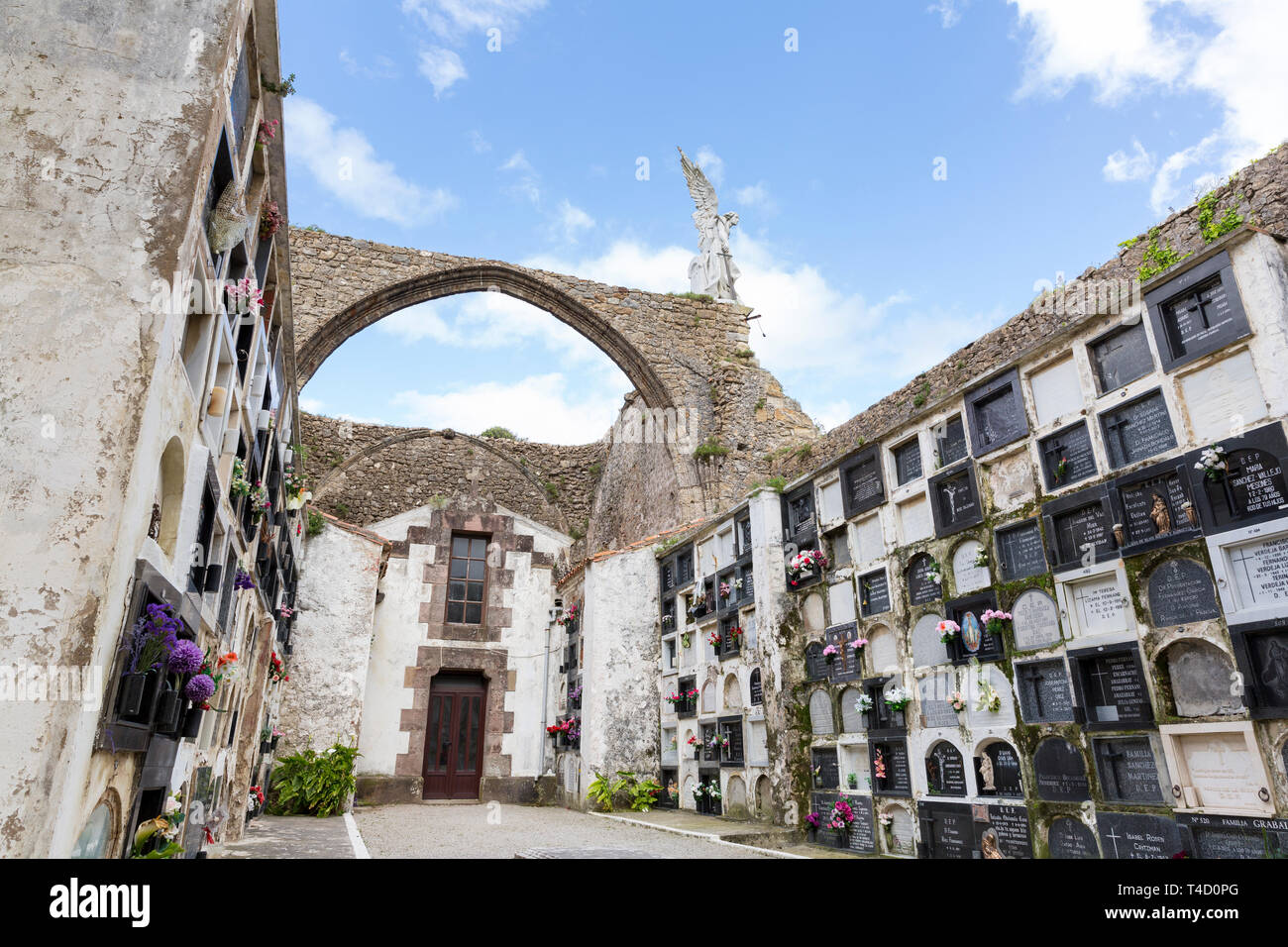 Comillas, Espagne : mausolée du Cementerio Ruta Modernista. Au cours de l'arche est l'Àngel Exterminador par sculpteur Catalan Josep Llimona i Bruguera. T Banque D'Images