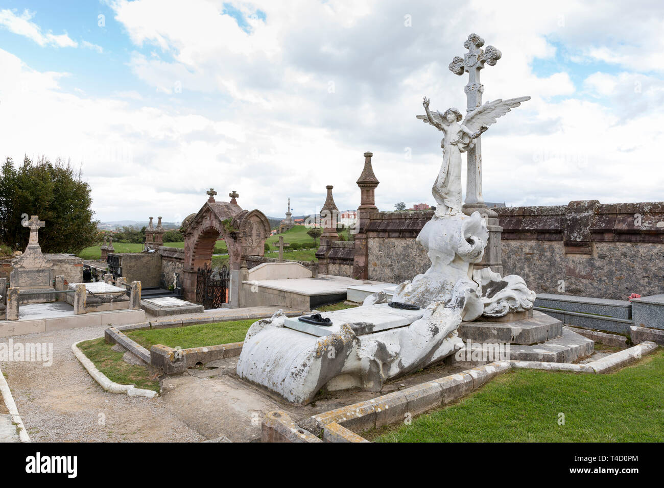 Comillas, Espagne : Cementerio Ruta Modernista. Le cimetière a été restauré en 1893 par l'architecte Lluís Domènech i Montaner intégrant les ruines d'un 15e Banque D'Images