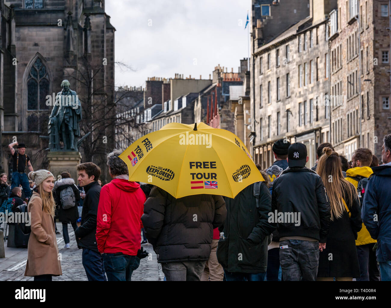 Publicité parapluie lumineux Walking Tour Gratuit pour les touristes sur occupation street, Royal Mile, Édimbourg, Écosse, Royaume-Uni Banque D'Images