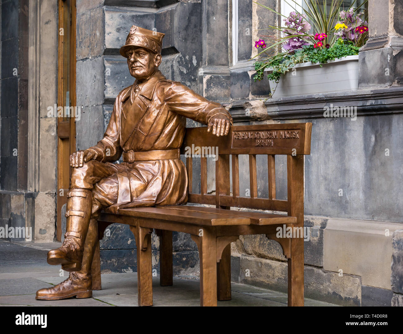 L'oeuvre de la sculpture en bronze le général Maczek, chef de char polonais dans la seconde guerre mondiale, City Chambers, Royal Mile, Édimbourg, Écosse, Royaume-Uni Banque D'Images