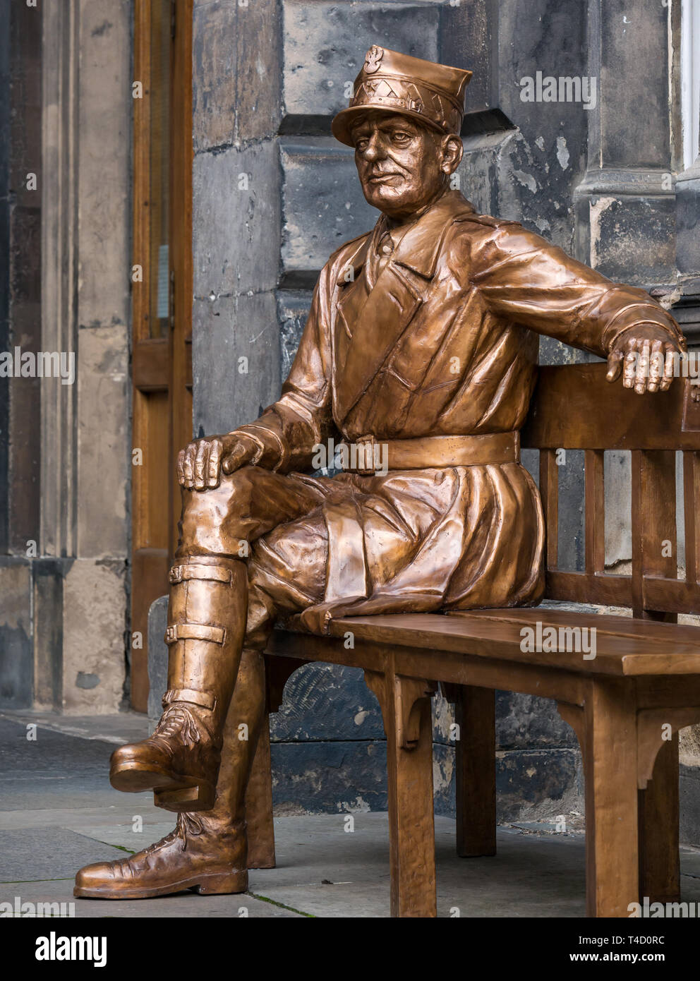 L'oeuvre de la sculpture en bronze le général Maczek, chef de char polonais dans la seconde guerre mondiale, City Chambers, Royal Mile, Édimbourg, Écosse, Royaume-Uni Banque D'Images