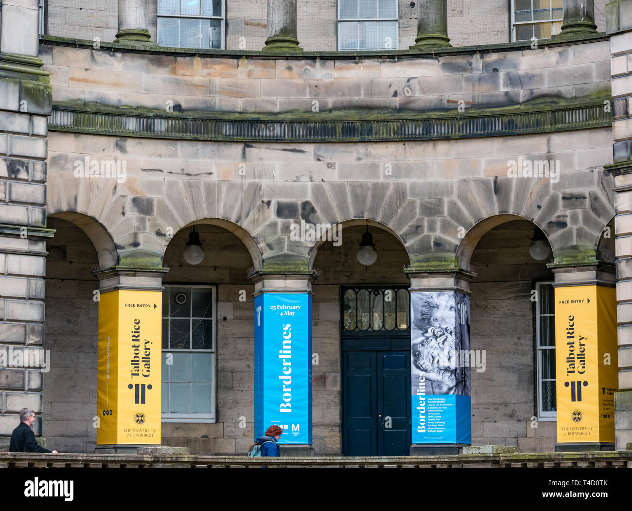 Old College quad avec Talbot Rice Art Gallery Collonade courbée avec bannières, Édimbourg, Écosse, Royaume-Uni Banque D'Images