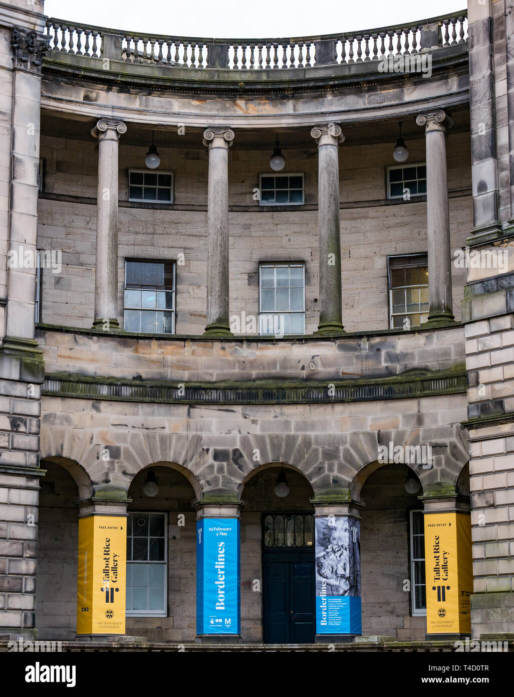 Old College quad avec Talbot Rice Art Gallery Collonade courbée avec bannières, Édimbourg, Écosse, Royaume-Uni Banque D'Images