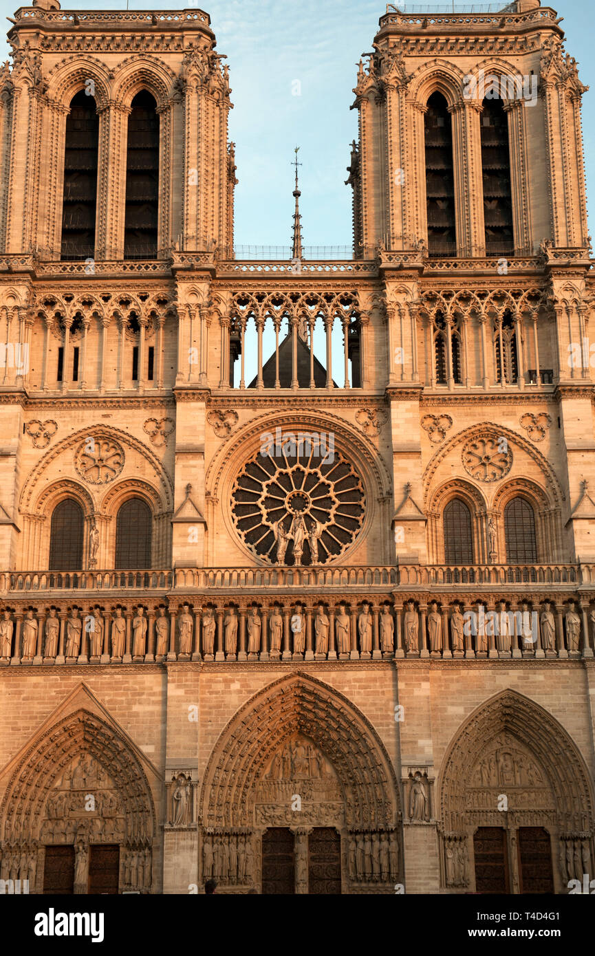 Paris, France. La Cathédrale Notre Dame sur l'Île de la Cité au centre de Paris. Septembre 2011 Notre Dame signifiant 'Notre-Dame de Paris'), souvent appelé simplement comme Notre-Dame, est une cathédrale catholique sur l'Île de la Cité dans le 4ème arrondissement de Paris, France.[a] La cathédrale est considérée comme l'un des plus beaux exemples de l'architecture gothique française. Son utilisation novatrice de la nervure vault et boutant, son énorme et colorée rose windows et le naturalisme et l'abondance de sa décoration sculpturale la distinguent du plus haut style roman. La cathédrale a été être Banque D'Images