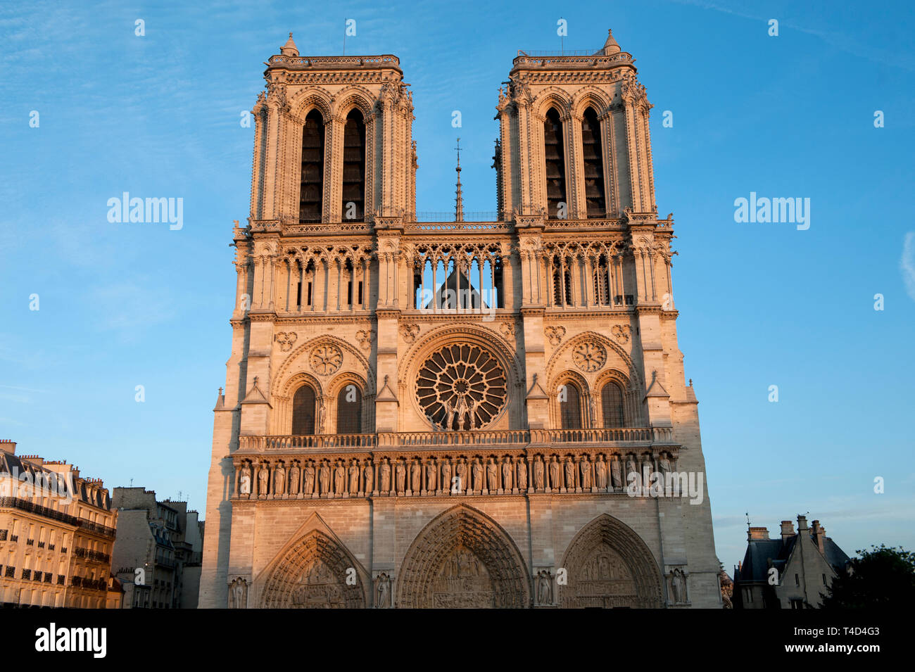 Paris, France. La Cathédrale Notre Dame sur l'Île de la Cité au centre de Paris. Septembre 2011 Notre Dame signifiant 'Notre-Dame de Paris'), souvent appelé simplement comme Notre-Dame, est une cathédrale catholique sur l'Île de la Cité dans le 4ème arrondissement de Paris, France.[a] La cathédrale est considérée comme l'un des plus beaux exemples de l'architecture gothique française. Son utilisation novatrice de la nervure vault et boutant, son énorme et colorée rose windows et le naturalisme et l'abondance de sa décoration sculpturale la distinguent du plus haut style roman. La cathédrale a été être Banque D'Images