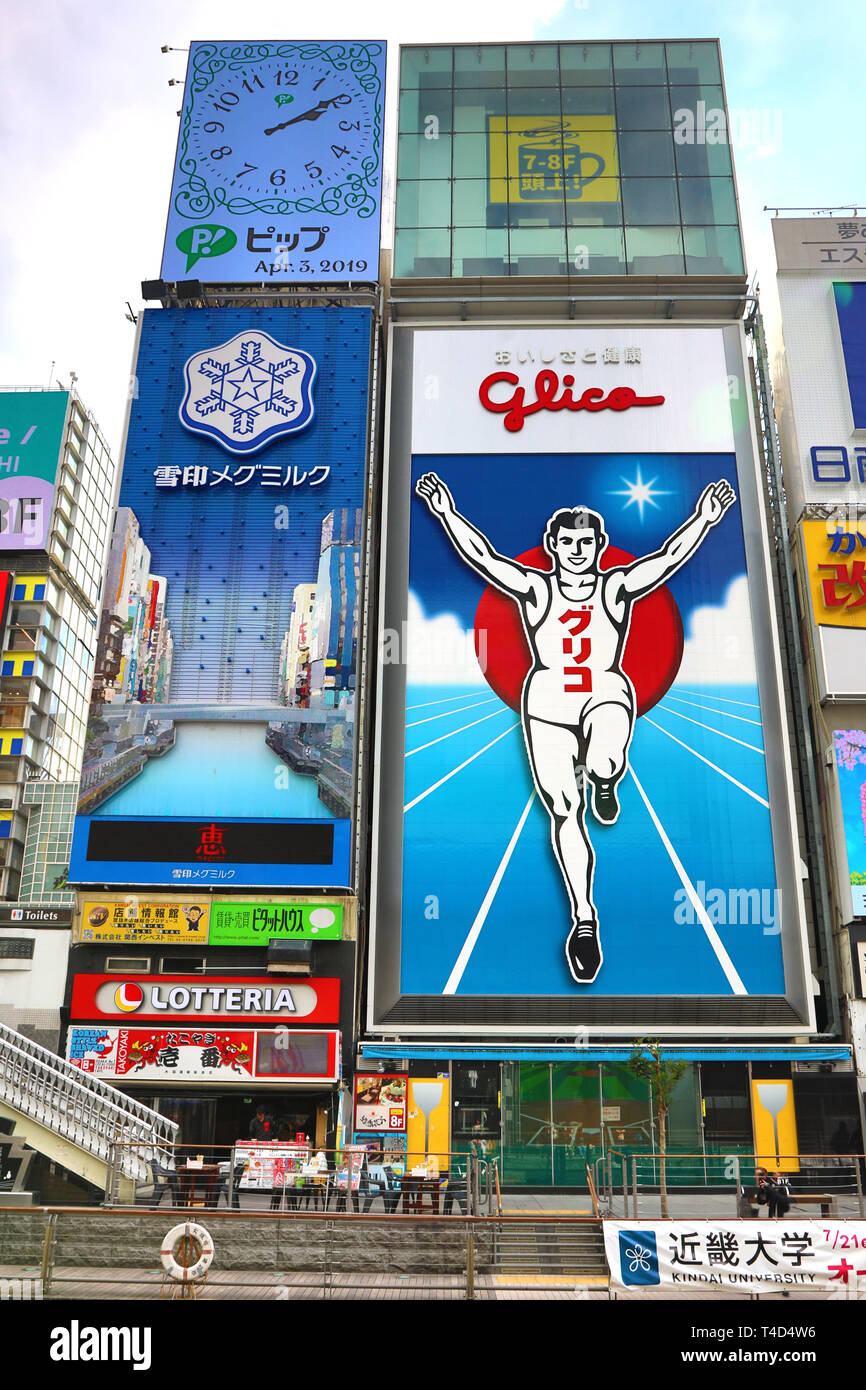 Glico Man affiche publicitaire d'un homme courant, Osaka, Japon Banque D'Images