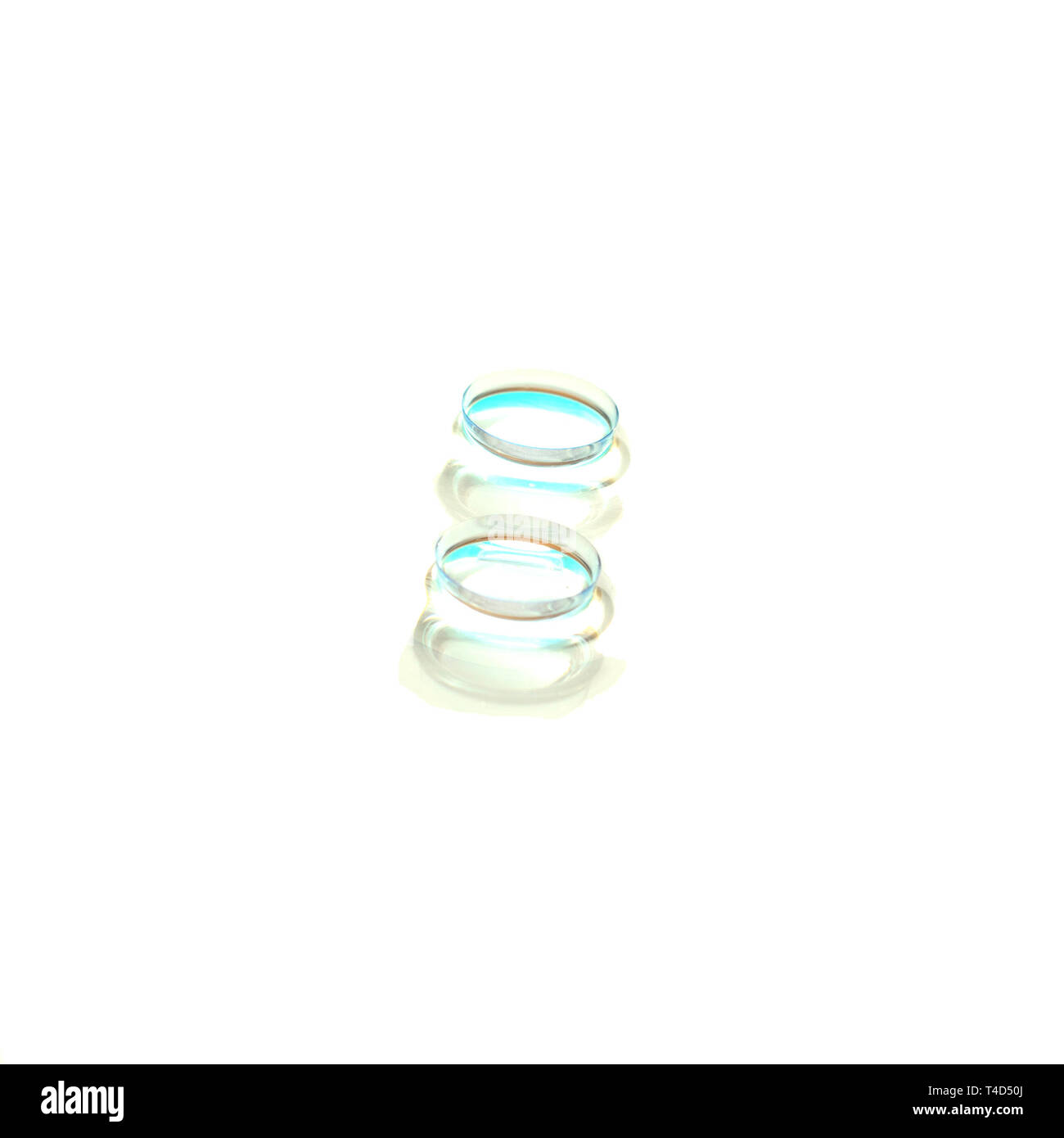 Deux lentilles de contact isolé sur fond blanc.cadre carré. Banque D'Images