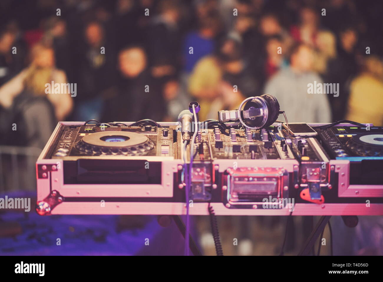 Console de mixage DJ avec Microphone et écouteurs sur la scène Banque D'Images