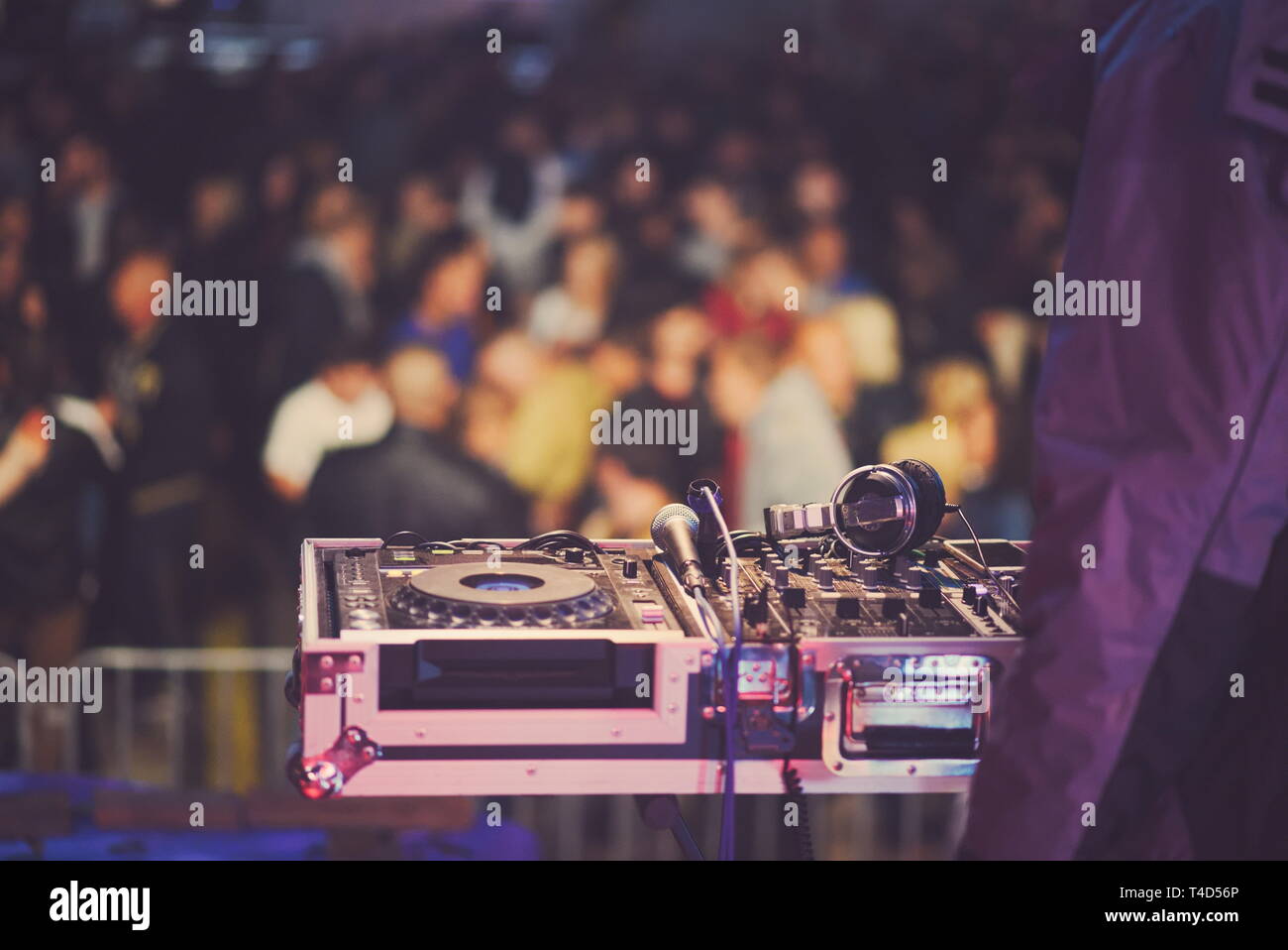 DJ sur la scène à la Console de mixage libre Banque D'Images