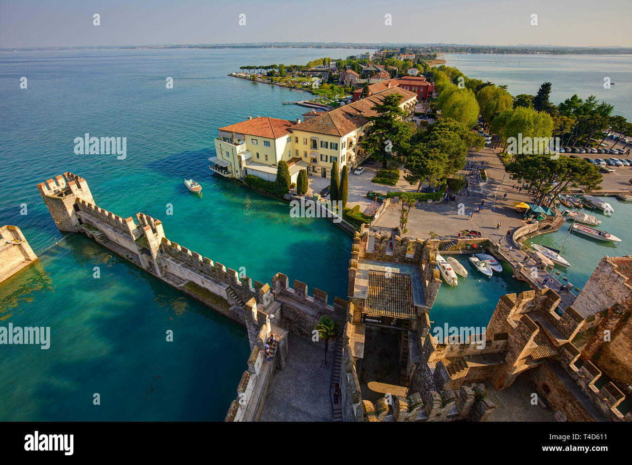 Portrait de l'enceinte de la château scaliger de Sirmione, province de Brescia, Italie Banque D'Images