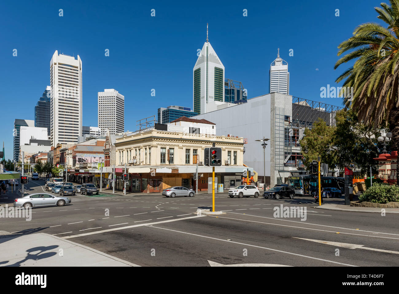 Belle vue sur le centre-ville de Perth, en Australie, avec la lune dans le ciel bleu Banque D'Images