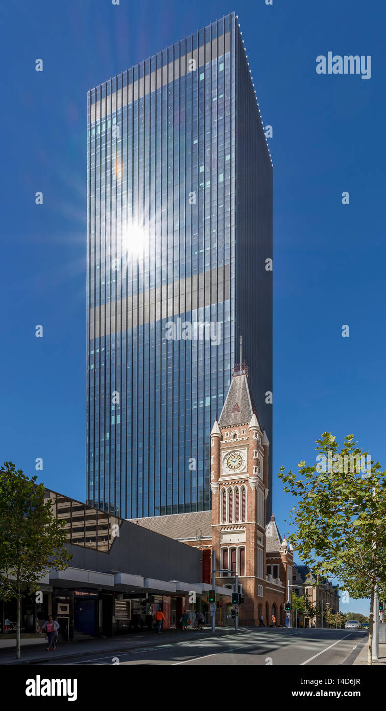 Le contraste entre l'église en brique et les grands gratte-ciel de verre reflétant les rayons du soleil, Perth, Australie Banque D'Images